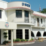 En el operativo se confiscaron una pistola calibre nueve milímetros, cargadores y varias cápsulas, 6 balanzas, 9 radios de comunicación, celulares, 2 prensas y dinero en efectivo, entre otras pruebas.