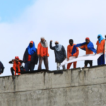 La ONU pidió al gobierno una respuesta “proporcionada” y respetuosa con el derecho internacional. La OEA condenó las “acciones violentas”. Según cifras oficiales recientes hay 859 detenidos, 57 “secuestrados” liberados, 25 fugados recapturados