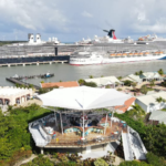 2,704 pasajeros y 1,039 tripulantes; el Norwegian Encore, con 4,537 pasajeros y 1,624 tripulantes