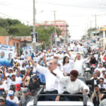 Abinader participó en la caravana junto a los líderes en el referido municipio y la alcaldesa Altagracia Herrera, quien aspira a la reelección de esa demarcación.