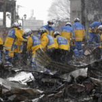 Una mujer de unos 90 años fue sacada con vida de una casa derrumbada en el oeste de Japón a última hora del sábado
