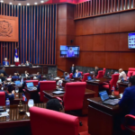 Previo al inicio de la sesión, los senadores realizaron una oración para dar la bienvenida al nuevo año y por la salud del senador Héctor Acosta (El Torito), de la provincia Monseñor Nouel.