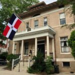 Washington, DC. La Comisión de Comercio Internacional de los Estados Unidos (USITC, por sus siglas en inglés) realizó una investigación sobre las importaciones de extrusiones de aluminio a los Estados Unidos desde diversos países, en la que emitió una decisión favorable para la República Dominicana, dando por concluidas las investigaciones respecto al país. La Embajada de la República Dominicana en Washington D.C., Estados Unidos, le dió seguimiento al caso e informó que esta decisión se encuentra en la publicación 5477, disponible al público en la página web de la USITC. El reporte de la Comisión afirma que “se da por concluida la investigación en lo referente a las importaciones procedentes de la República Dominicana”, específicamente la pesquisa antidumping y por supuestamente encontrarse las extrusiones en venta en Estados Unidos por debajo de su valor razonable. La República Dominicana fue el único país que salió favorecido en las conclusiones de esta investigación, entre 15 países evaluados. La Comisión determinó que “existen indicios razonables de que una industria de los Estados Unidos se ve perjudicada materialmente por las importaciones” de varios países, menos de la República Dominicana. La USITC es una agencia federal independiente, no partidista y cuasi judicial que cumple una serie de mandatos relacionados con el comercio. Proporciona al presidente de EE. UU. y al Congreso análisis punteros y de alta calidad sobre cuestiones de comercio internacional. La Comisión es un foro de gran prestigio para la resolución de litigios comerciales y de propiedad intelectual. El objetivo de la USITC en la investigación en cuestión era determinar si “las importaciones (perjudicaban) a una industria nacional. Las peticiones en estas investigaciones fueron presentadas el 4 de octubre de 2023 por la U.S. Aluminum Extruders Coalition 3, formada por extrusores nacionales de aluminio, y por la Unión Internacional de Trabajadores del Acero, Papel y Silvicultura, Caucho, Manufactura, Energía, Industrias Afines y Servicios ("USW") Industrial y de Servicios ("USW"), sindicato que representa a los trabajadores de las extrusoras nacionales (colectivamente, "peticionarios"). Las conclusiones de la investigación fueron presentadas meses después.