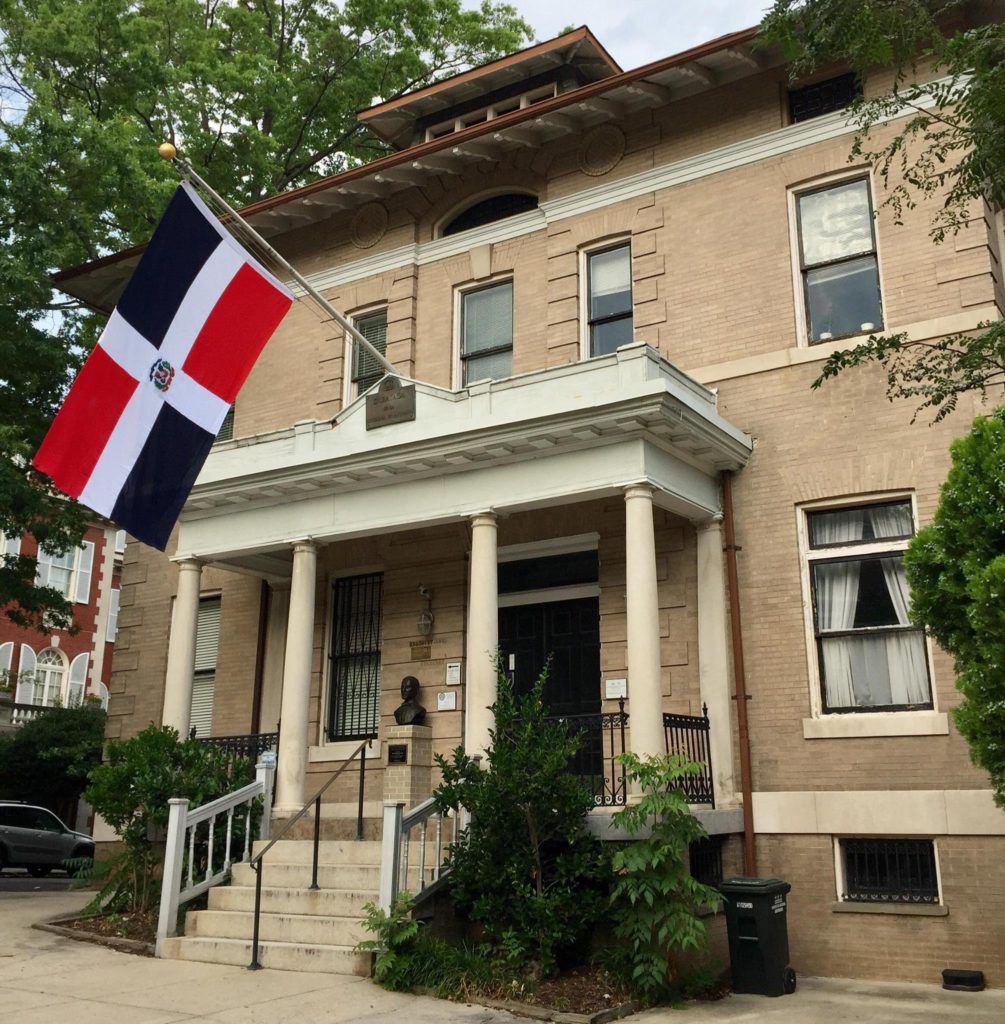 Washington, DC. La Comisión de Comercio Internacional de los Estados Unidos (USITC, por sus siglas en inglés) realizó una investigación sobre las importaciones de extrusiones de aluminio a los Estados Unidos desde diversos países, en la que emitió una decisión favorable para la República Dominicana, dando por concluidas las investigaciones respecto al país. La Embajada de la República Dominicana en Washington D.C., Estados Unidos, le dió seguimiento al caso e informó que esta decisión se encuentra en la publicación 5477, disponible al público en la página web de la USITC. El reporte de la Comisión afirma que “se da por concluida la investigación en lo referente a las importaciones procedentes de la República Dominicana”, específicamente la pesquisa antidumping y por supuestamente encontrarse las extrusiones en venta en Estados Unidos por debajo de su valor razonable. La República Dominicana fue el único país que salió favorecido en las conclusiones de esta investigación, entre 15 países evaluados. La Comisión determinó que “existen indicios razonables de que una industria de los Estados Unidos se ve perjudicada materialmente por las importaciones” de varios países, menos de la República Dominicana. La USITC es una agencia federal independiente, no partidista y cuasi judicial que cumple una serie de mandatos relacionados con el comercio. Proporciona al presidente de EE. UU. y al Congreso análisis punteros y de alta calidad sobre cuestiones de comercio internacional. La Comisión es un foro de gran prestigio para la resolución de litigios comerciales y de propiedad intelectual. El objetivo de la USITC en la investigación en cuestión era determinar si “las importaciones (perjudicaban) a una industria nacional. Las peticiones en estas investigaciones fueron presentadas el 4 de octubre de 2023 por la U.S. Aluminum Extruders Coalition 3, formada por extrusores nacionales de aluminio, y por la Unión Internacional de Trabajadores del Acero, Papel y Silvicultura, Caucho, Manufactura, Energía, Industrias Afines y Servicios ("USW") Industrial y de Servicios ("USW"), sindicato que representa a los trabajadores de las extrusoras nacionales (colectivamente, "peticionarios"). Las conclusiones de la investigación fueron presentadas meses después.