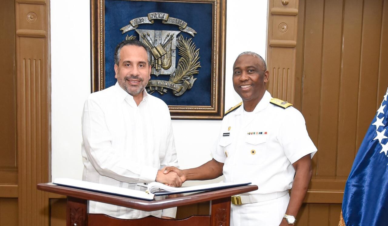 Alberto-Rodriguez-Mella-y-el-vicealmirante-Juan-B.-Crisostomo-Martinez-Foto-Inefi