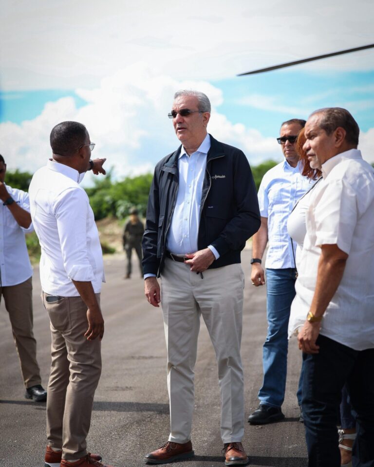 Presidente-Abinader-supervisa-avances-del-Aeropuerto-Domestico-El-Granero-del-Sur-San-Juan-4-scaled