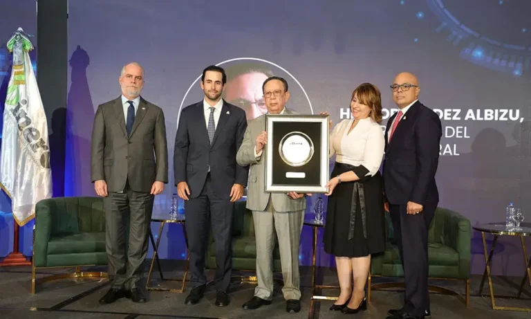 Reconocimiento-a-Gobernador-Hector-Valdez-Albizu.jpg
