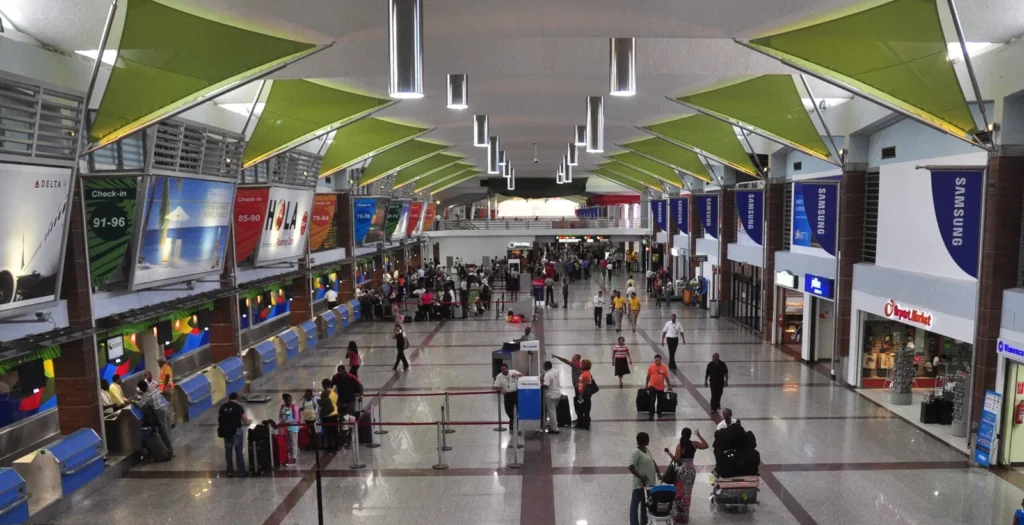 Aerodom-Area-de-mostradores-de-aerolineas-AILA-scaled-1-1024x525