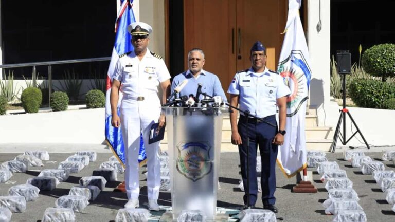 ocupan-mas-de-dos-toneladas-de-drogas-en-costas-de-bani-67a86a1f-focus-0-0-896-504