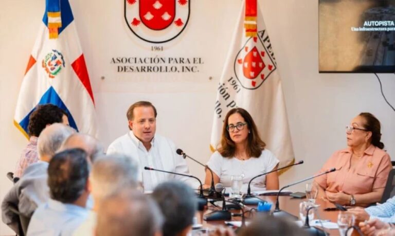 Empresarios-de-Santiago-respaldan-Autopista-del-Ambar-como-eje-estrategico-para-el-desarrollo-de-la-region-Norte-768x459