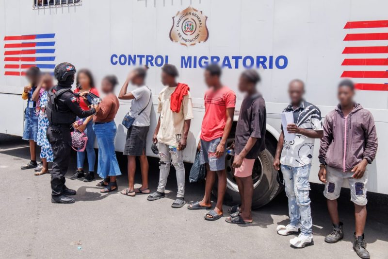 Migracion-deporto-1190-indocumentados-este-martes-por-pasos-fronterizos-con-Haiti-2-800x533