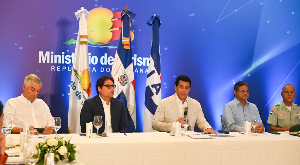El-ministro-de-Turismo-David-Collado-junto-a-personalidades-Foto-Fuente-Externa
