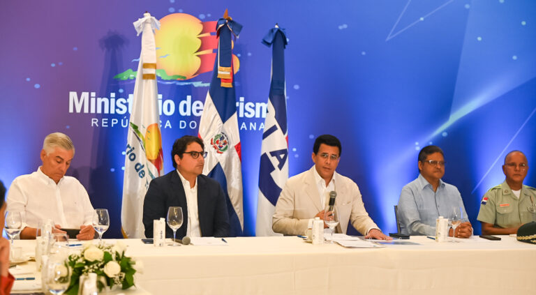 El-ministro-de-Turismo-David-Collado-junto-a-personalidades-Foto-Fuente-Externa