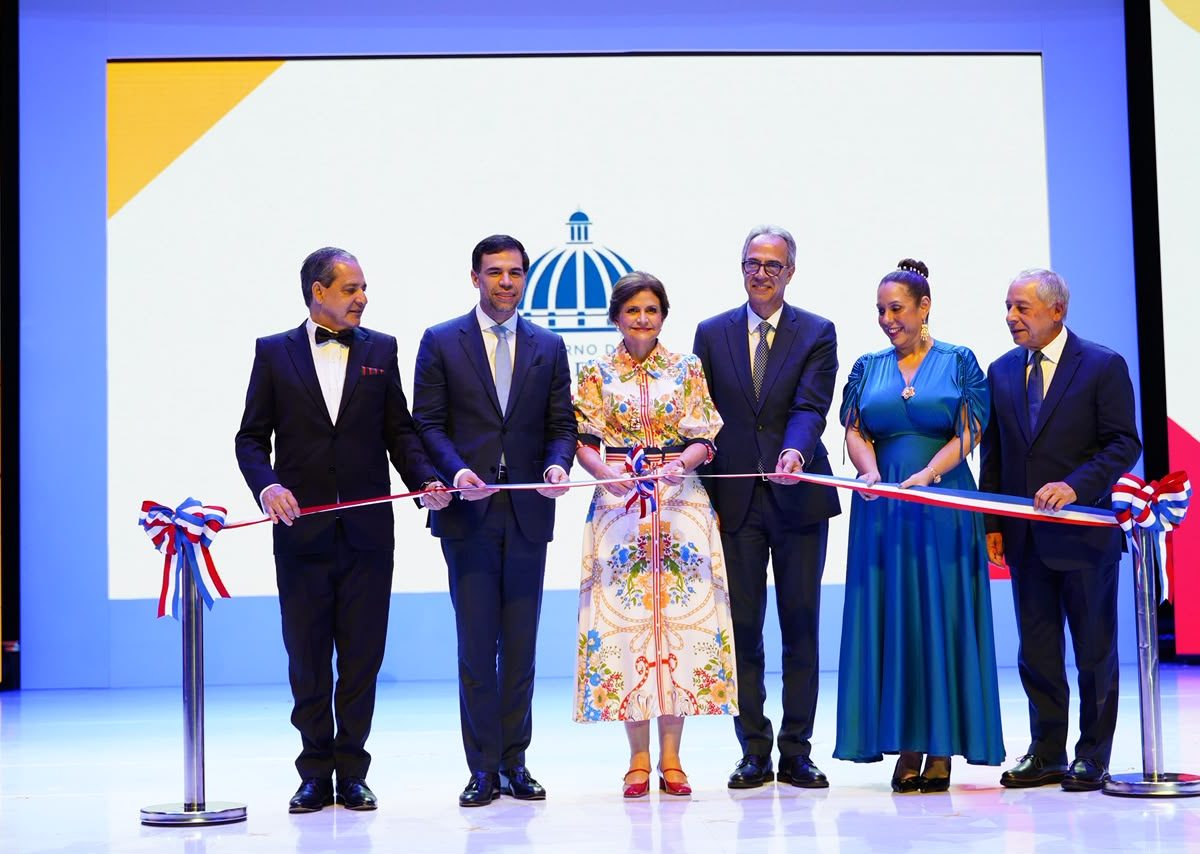 Raquel-Pena-y-Roberto-Angel-Salcedo-inauguran-la-XXVIII-Feria-Internacional-del-Libro-2-1200x854