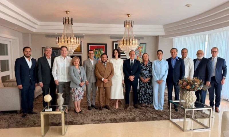 Vicepresidente-de-El-Salvador-comparte-con-destacados-empresarios-dominicanos-durante-visita-a-Santo-Domingo-768x459