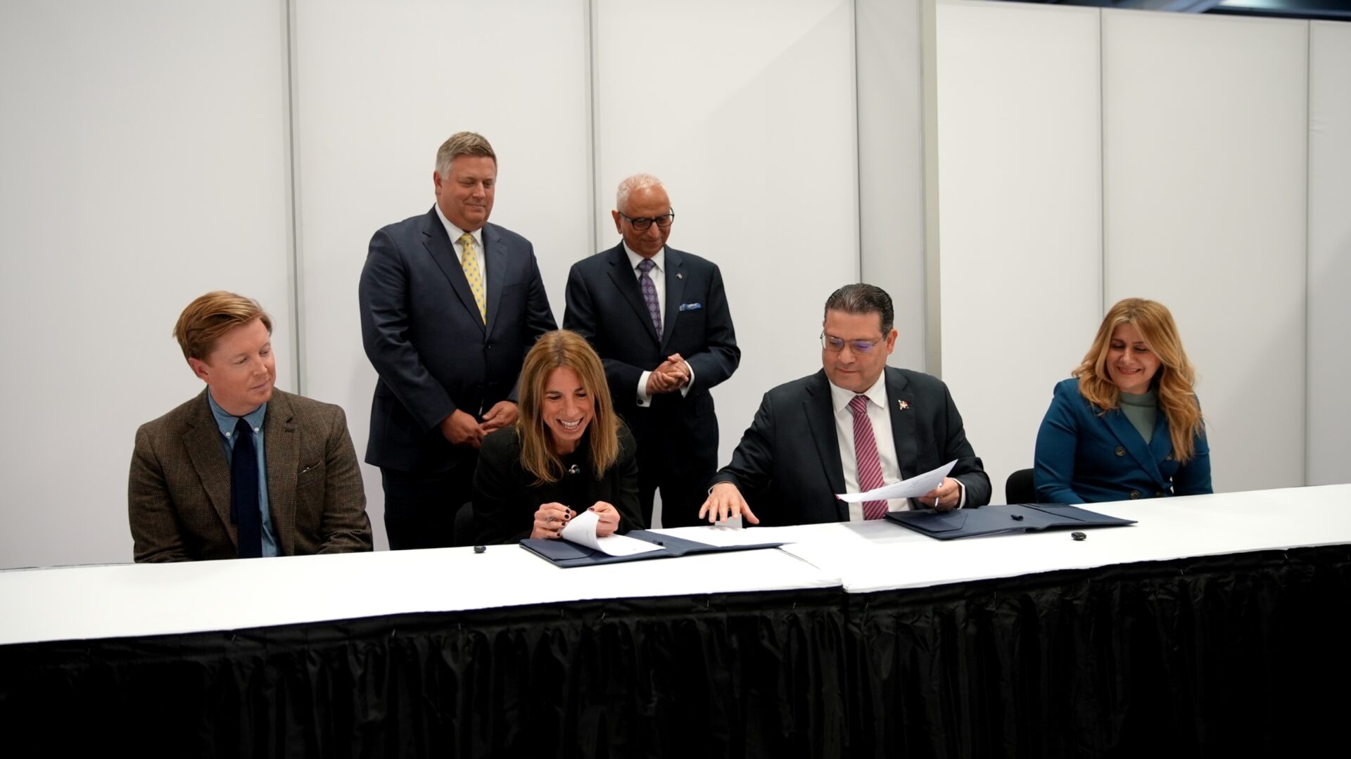El-acuerdo-fue-firmado-por-el-ministro-de-Industria-Comercio-y-Mipymes-Yayo-Sanz-Lovaton-y-Shari-Liss-vicepresidenta-de-Desarrollo-Laboral-Global-e-Iniciativas-de-SEMI