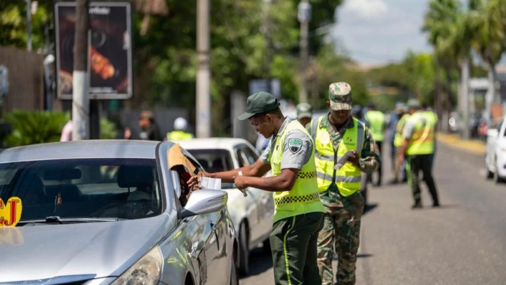 intrant-y-digesett-fiscalizan-15-vehiculos-por-transporte-ilegal-de-pasajeros-20261020-142747-tAxU-1200x675 (1)